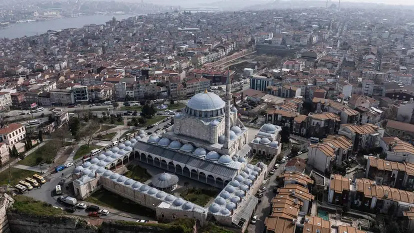 সাত পাহাড়ের মুকুট বলা হয় যে মসজিদকে